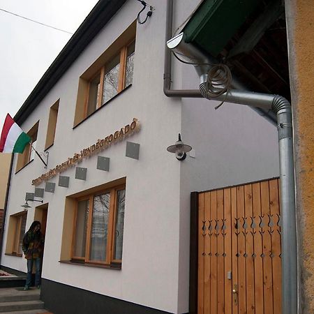 Szent Gellert Borhaz Es Vendegfogado Bed and Breakfast Makó Exteriör bild